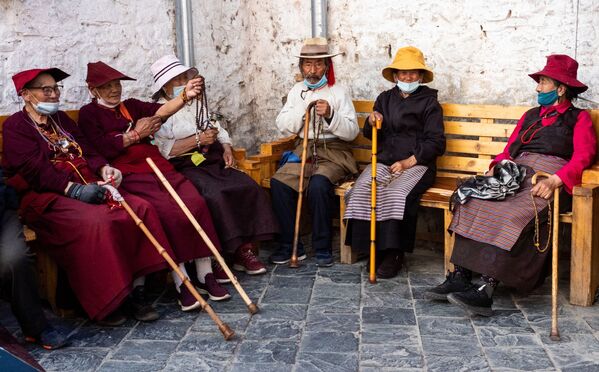 Vietējie iedzīvotāji Lhasas centrā Tibetā. Šajā ielā notiek svinīgais gājiens ap Džokanga klosteri Vietējie iedzīvotāji Lhasas centrā Tibetā. Šajā ielā notiek svinīgais gājiens ap Džokanga klosteri - Sputnik Latvija