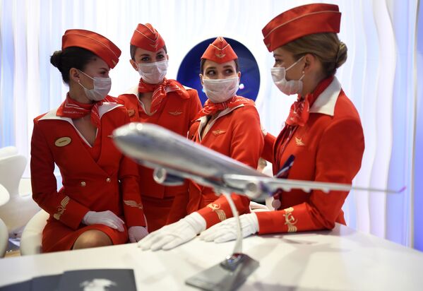 Meitenes aviokompānijas "Aeroflot" stendā Sanktpēterburgas starptautiskajā ekonomikas forumā Meitenes aviokompānijas "Aeroflot" stendā Sanktpēterburgas starptautiskajā ekonomikas forumā - Sputnik Latvija