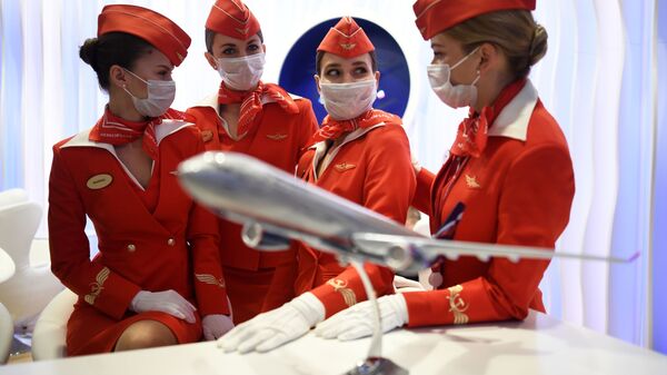 Стюардессы на стенде авиакомпании Аэрофлот ПМЭФ-2021 - Sputnik Латвия
