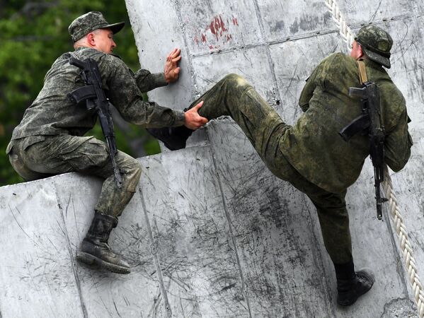 Armijas konkursa "Jūras desants 2021" dalībnieki pārvar šķēršļus "Izdzīvošanas tajā" Klisā okeāna flotes jūras kājnieku poligonā netālu no Vladivostokas Armijas konkursa "Jūras desants 2021" dalībnieki pārvar šķēršļus "Izdzīvošanas tajā" Klisā okeāna flotes jūras kājnieku poligonā netālu no Vladivostokas - Sputnik Latvija