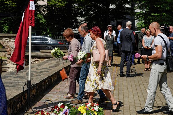 Представители Русского союза Латвии у мемориала на месте Большой хоральной синагоги. Представители Русского союза Латвии у мемориала на месте Большой хоральной синагоги. - Sputnik Латвия