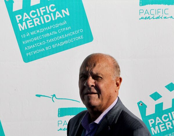 Krievijas tautas skatuves mākslinieks, 12. Starptautiskā Āzijas un Klusā okeāna reģiona valstu kinofestivāla "Pacific Meridian" prezidents Vladimirs Meņšovs pirms kinofestivāla atklāšanas Vladivostokā. Krievijas tautas skatuves mākslinieks, 12. Starptautiskā Āzijas un Klusā okeāna reģiona valstu kinofestivāla "Pacific Meridian" prezidents Vladimirs Meņšovs pirms kinofestivāla atklāšanas Vladivostokā. - Sputnik Latvija