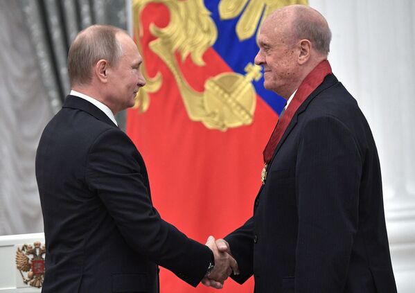 2017. gada 24. maijs. Krievijas prezidents Vladimirs Putins apbalvo kinorežisoru Vladimiru Meņšovu par ieguldījumu Krievijas kultūrā. 2017. gada 24. maijs. Krievijas prezidents Vladimirs Putins apbalvo kinorežisoru Vladimiru Meņšovu par ieguldījumu Krievijas kultūrā. - Sputnik Latvija