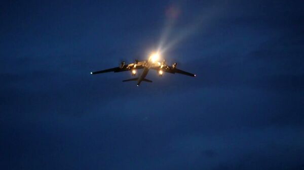 Ночные полеты стратегических ракетоносцев Ту-95МС  - Sputnik Latvija