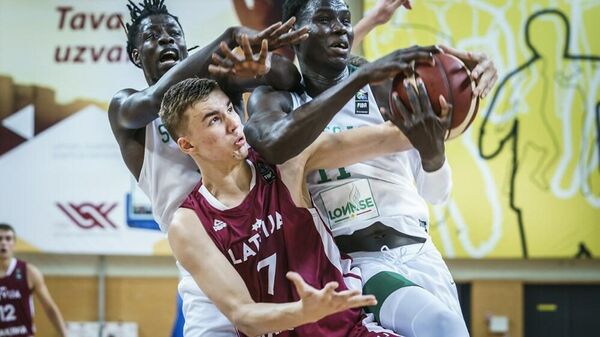 Игрок юниорской сборной Латвии по баскетболу Родийс Мачоха (7) на игре против Сенегала
 - Sputnik Латвия