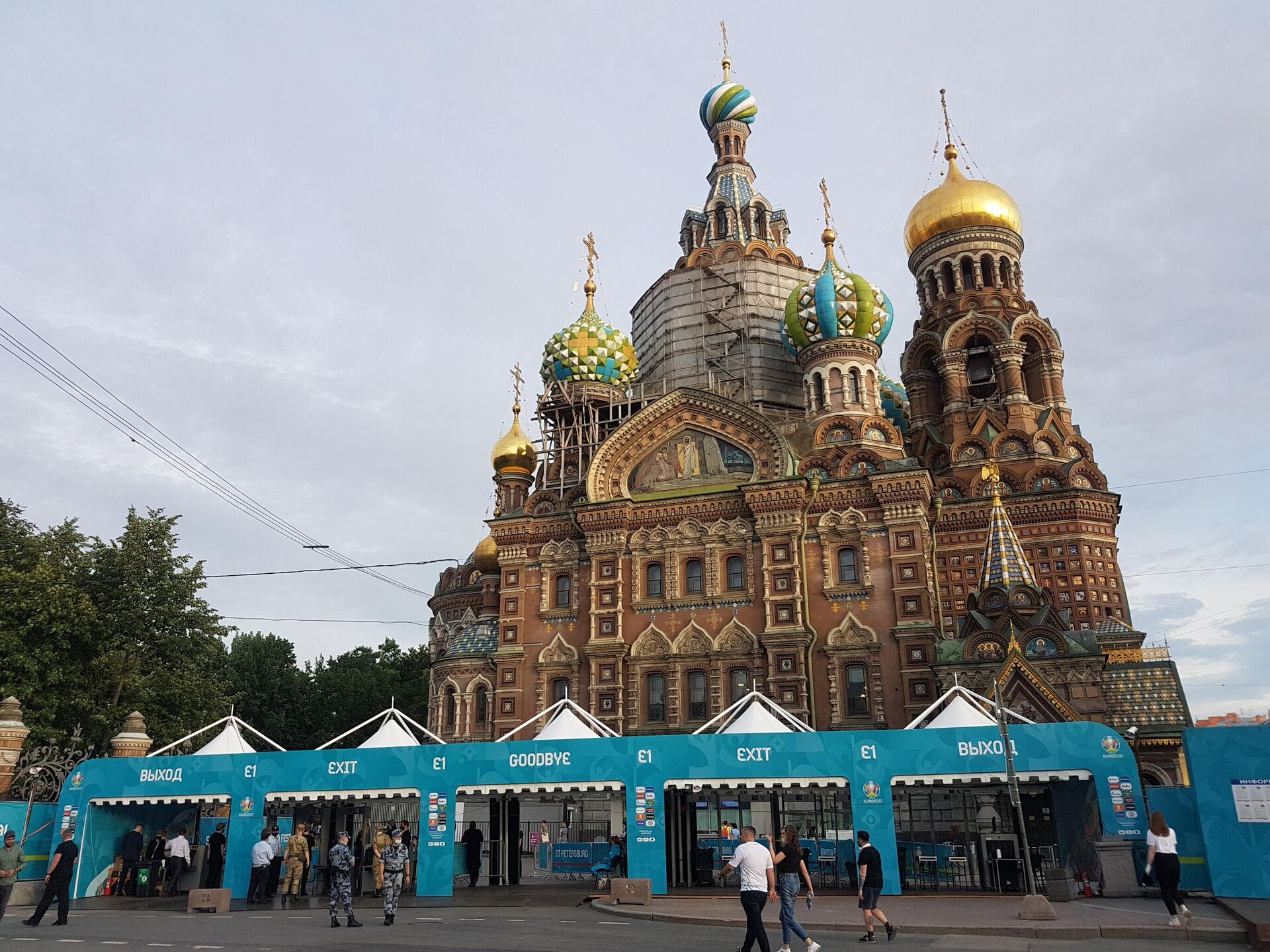 Выход из фан-зоны ЕВРО-2020 в Санкт-Петербурге Выход из фан-зоны ЕВРО-2020 в Санкт-Петербурге - Sputnik Латвия, 1920, 08.07.2021