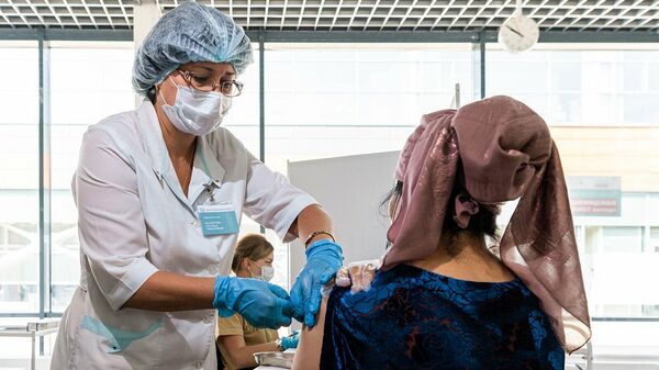 В миграционном центре в деревне Сахарово началась вакцинация трудовых мигрантов от COVID-19 - Sputnik Latvija