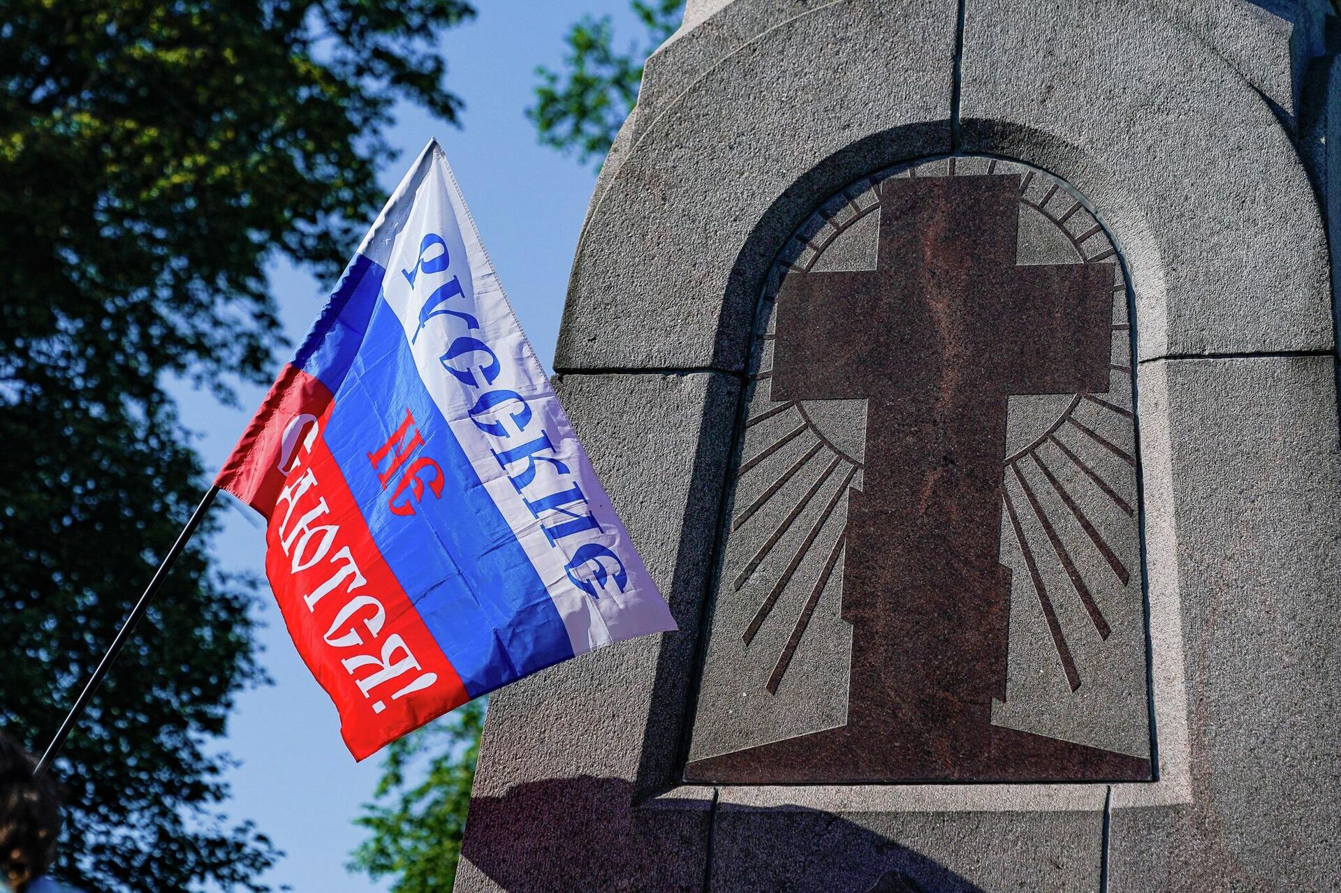 У памятника русским воинам на Луцавсале в Риге вспомнили события 1701 года - Sputnik Латвия, 1920, 10.07.2021