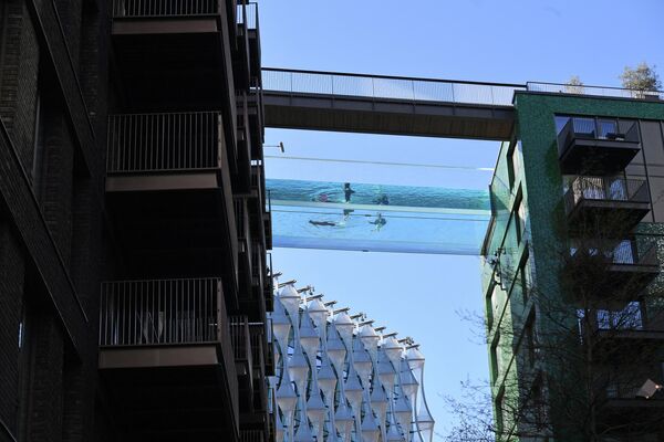 Sky Pool Londonā karājas gaisā 35 metru augstumā starp diviem debesskrāpjiem. Tajā var peldēties tikai abu šo māju iedzīvotāji Sky Pool Londonā karājas gaisā 35 metru augstumā starp diviem debesskrāpjiem. Tajā var peldēties tikai abu šo māju iedzīvotāji - Sputnik Latvija