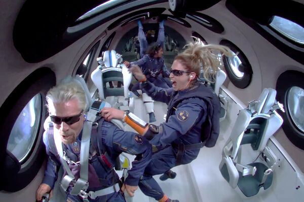 Компания Virgin Galactic в воскресенье успешно запустила корабль Unity с экипажем из четырех человек во главе с 70-летним британским миллиардером Ричардом Брэнсоном. Компания Virgin Galactic в воскресенье успешно запустила корабль Unity с экипажем из четырех человек во главе с 70-летним британским миллиардером Ричардом Брэнсоном. - Sputnik Латвия