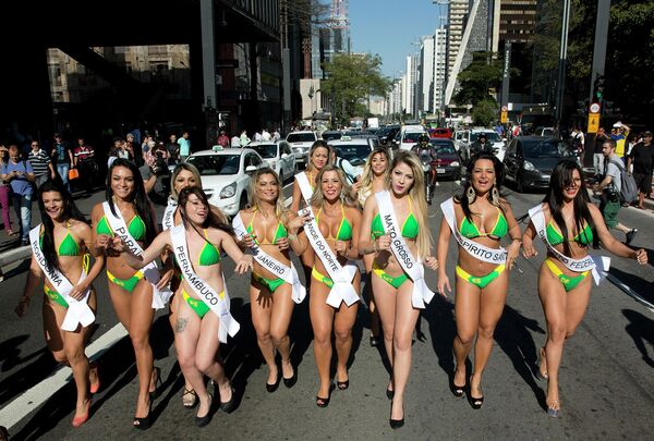 Bikini pastāvīgi mainās atbilstoši modes vēsmām Bikini pastāvīgi mainās atbilstoši modes vēsmām - Sputnik Latvija