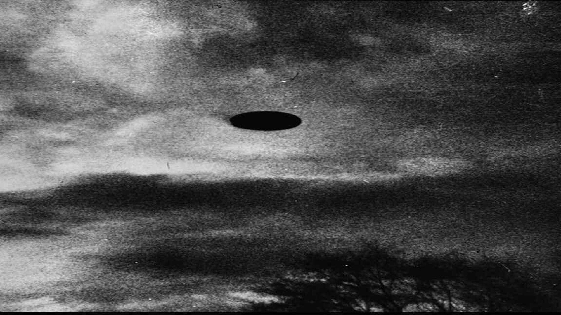 Неопознанный летающий объект в небе над Салемом - Sputnik Латвия, 1920, 09.11.2023