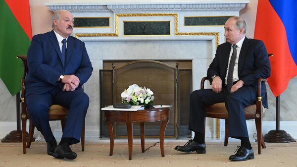 Президент РФ Владимир Путин и президент Беларуси Александр Лукашенко во время встречи 13 июля 2021 года - Sputnik Латвия