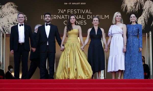 Mariona Kotijāra, Mērija Finna, Flota Vasera, Melatija Veisena, Mohamads Aldžunde un Denijs Karo uz sarkanā celiņa 74. Kannu kinofestivālā 2021. gada 10. jūlijs Mariona Kotijāra, Mērija Finna, Flota Vasera, Melatija Veisena, Mohamads Aldžunde un Denijs Karo uz sarkanā celiņa 74. Kannu kinofestivālā 2021. gada 10. jūlijs - Sputnik Latvija