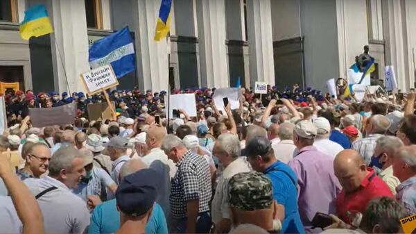 Полиция на Украине применила слезоточивый газ против пенсионеров - Sputnik Латвия
