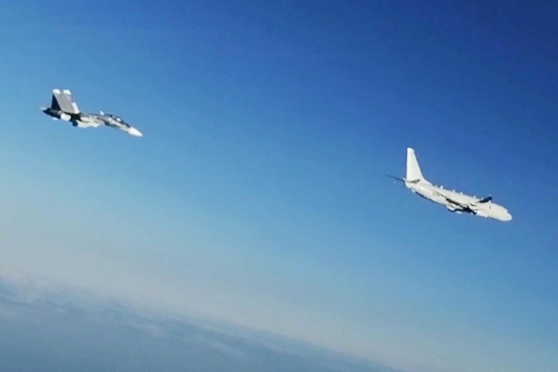 Российские Су-30 сопроводили американский Boeing P-8 Poseidon над Черным морем Российские Су-30 сопроводили американский Boeing P-8 Poseidon над Черным морем - Sputnik Latvija, 1920, 16.07.2021