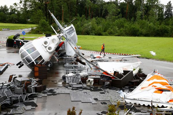 Списанный вертолет Ми-8, использовавшийся в качестве закусочной возле аэропорта Цюриха в Рюмланге, потерпел крушение даже не поднимаясь в воздух. 13 июля 2021 года. - Sputnik Латвия