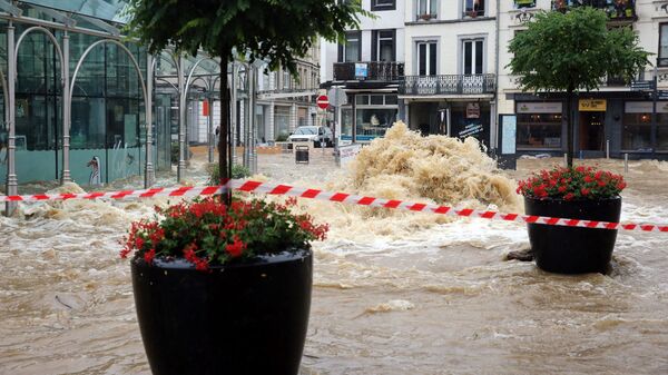 Затопленная улица города Спа в Бельгии - Sputnik Латвия