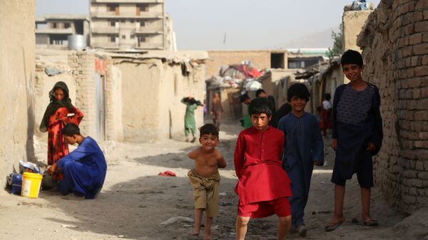 Дети во временном лагере для пострадавших в результате боевых действий, на одной из улиц Кабула - Sputnik Latvija
