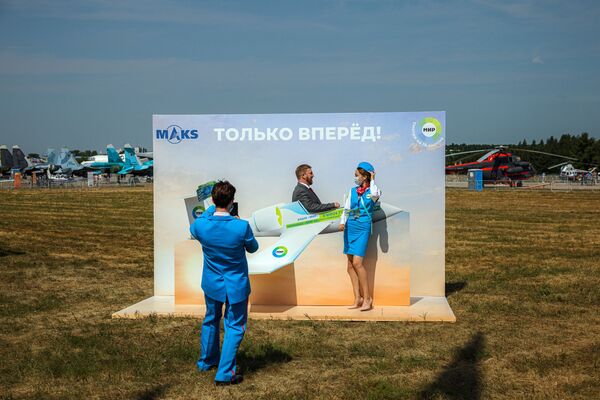 Посетители Международного авиационно-космического салона МАКС-2021 фотографируются в день открытия выставки. - Sputnik Латвия
