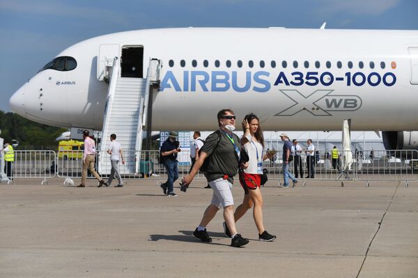 Посетители на фоне пассажирского авиалайнера Airbus A350-1000 на Международном авиационно-космическом салоне МАКС-2021 - Sputnik Латвия