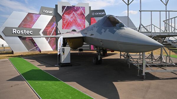 Истребитель пятого поколения Су-57 на МАКС-2021 - Sputnik Латвия