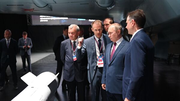 Президент РФ осмотрел новый легкий истребитель Сухого на МАКС-2021 - Sputnik Латвия