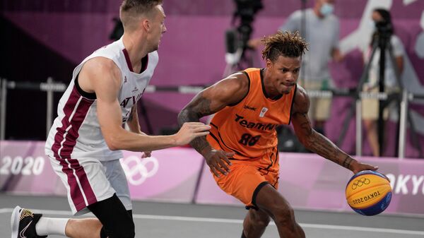 На олимпийском турнире по баскетболу 3x3 в Токио мужская сборная Латвии обыграла команду Нидерландов со счетом 22:18 - Sputnik Латвия