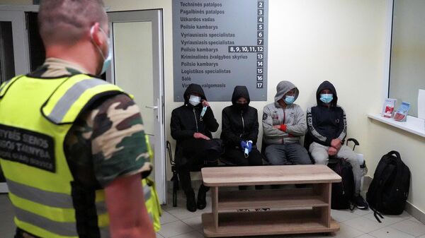 Нелегальные мигранты, задержанные при пересечении белорусско-литовской границы - Sputnik Латвия