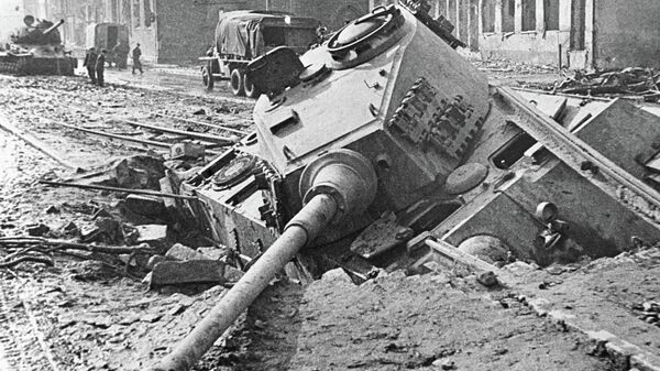 Sašauts vācu armijas tanks Berlīnes ielā - Sputnik Latvija