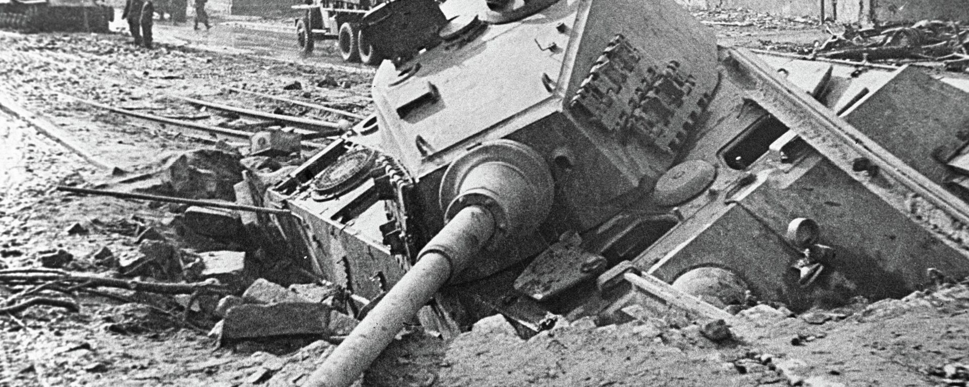 Sašauts vācu armijas tanks Berlīnes ielā - Sputnik Latvija, 1920, 03.08.2021