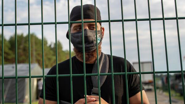 Нелегальный мигрант в лагере на границе Литвы и Белоруссии - Sputnik Латвия