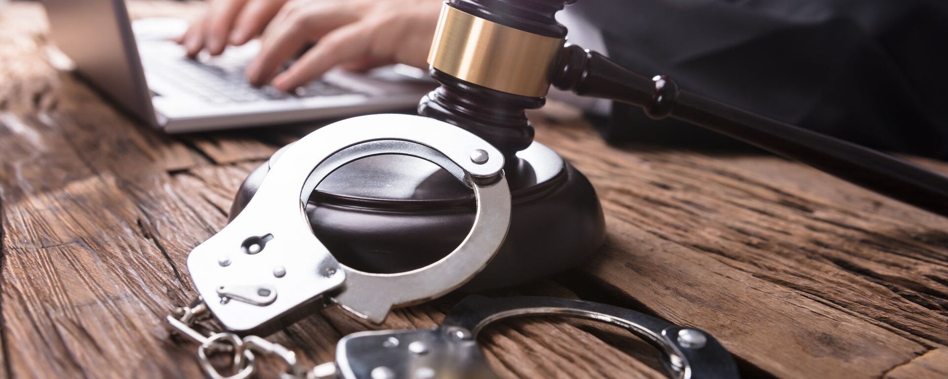 Молоток и наручники на столе у судьи - Sputnik Латвия, 1920, 14.12.2023