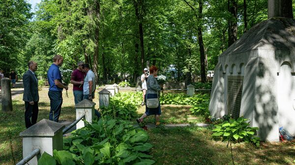 Представители Русского союза возложили цветы к братской могиле русских воинов погибших при защите Риги в Первой мировой войне - Sputnik Латвия