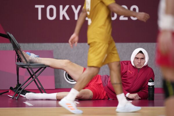 Dānis Lasse Andersons novēro spēli pēc traumas, ko guva rokasbumbas mačā vasaras Olimpiskajās spēlēs Dānis Lasse Andersons novēro spēli pēc traumas, ko guva rokasbumbas mačā vasaras Olimpiskajās spēlēs - Sputnik Latvija