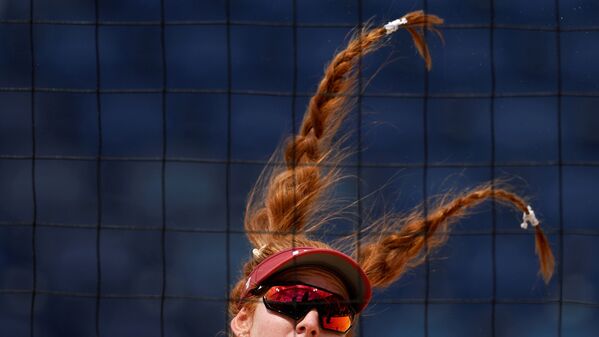 Amerikāņu sportistes Kellijas Klāsas dinamiskā frizūra demonstrē akrobātikas brīnumus pludmales volejbola mačā ar Latviju Amerikāņu sportistes Kellijas Klāsas dinamiskā frizūra demonstrē akrobātikas brīnumus pludmales volejbola mačā ar Latviju - Sputnik Latvija