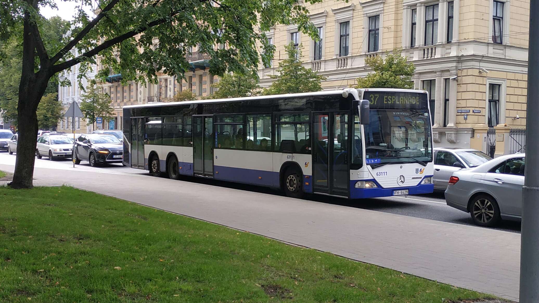 общественный туалет в париже на улице.