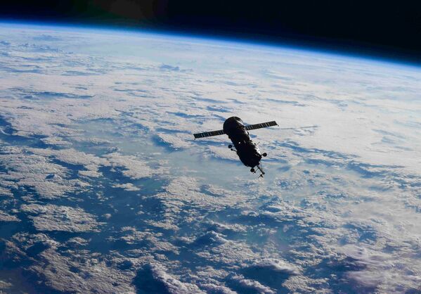 Modulis "Pirs" atklātā kosmosā Modulis "Pirs" atklātā kosmosā - Sputnik Latvija