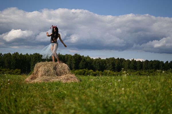 Festivāla &quot;Arkstojanije&quot; dalībniece mākslas parkā Kalugas apgabalā - Sputnik Latvija