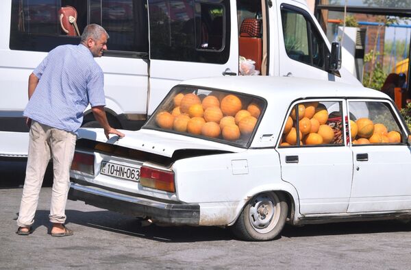 Automašīna ar melonēm Azerbaidžānā - Sputnik Latvija