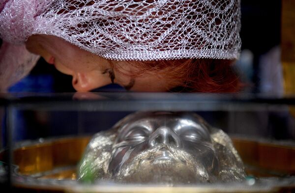 Sieviete pie Aleksandra Ņevska svētajām relikvijām kņaza 800. dzimšanas dienai veltītajā liturģijā - Sputnik Latvija