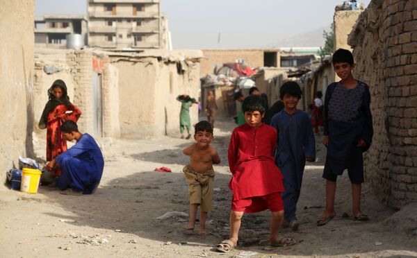 Bērni pagaidu nometnē Kabulā, kur tiek izmitināti karadarbībā cietušie - Sputnik Latvija