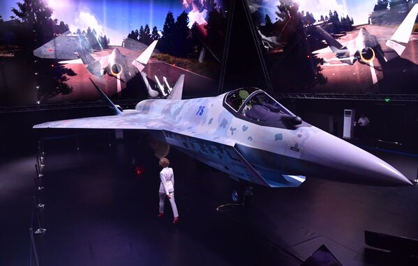 Jaunā daudzfunkcionālā 5. paaudzes iznīcinātāja Chekmate prototips starptautiskajā aviācijas salonā &quot;MAKS 2021&quot; - Sputnik Latvija