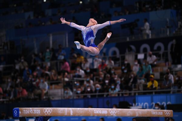 Krievu vingrotāja Angelīna Meļņikova izpilda programmu komandu daudzcīņā Olimpiskajās spēlēs - Sputnik Latvija