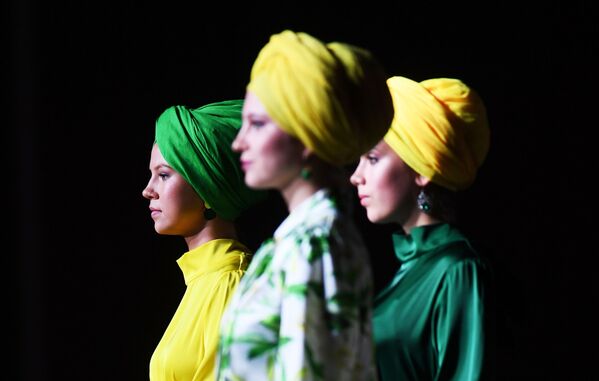 Apģērba demonstrācija Modest Fashion Day XII Starptautiskā ekonomikas samita &quot;Krievija Islāma pasaule: KazanSummit&quot; ietvaros - Sputnik Latvija