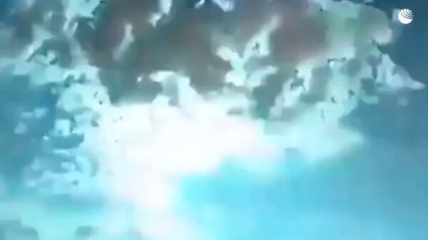 В небе над Турцией очевидцы сняли на видео неизвестную вспышку - Sputnik Latvija