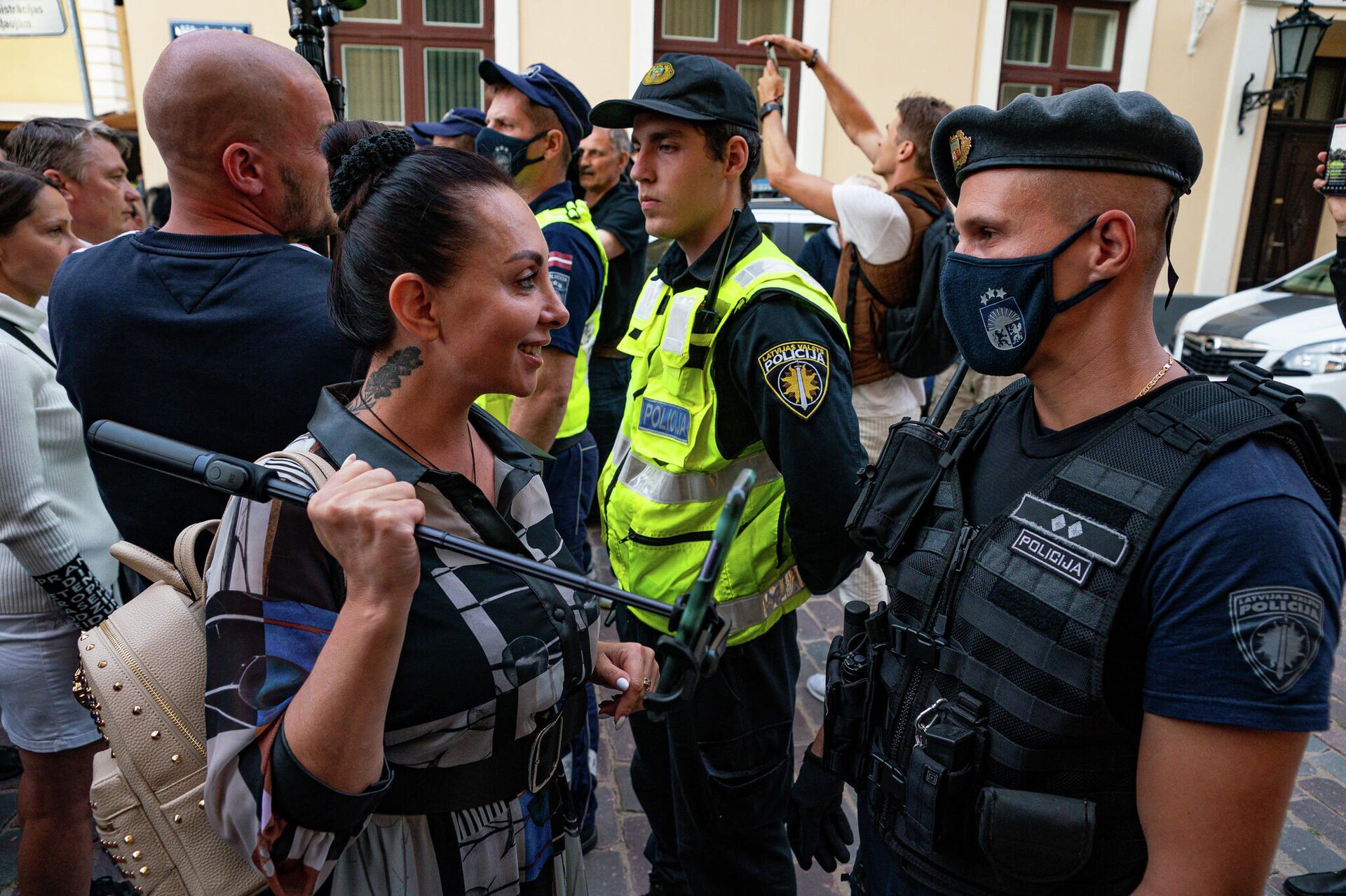 Противники обязательной вакцинации пришли к Сейму, откликнувшись на призыв депутата Алдиса Гобземса Противники обязательной вакцинации пришли к Сейму, откликнувшись на призыв депутата Алдиса Гобземса - Sputnik Латвия, 1920, 05.08.2021