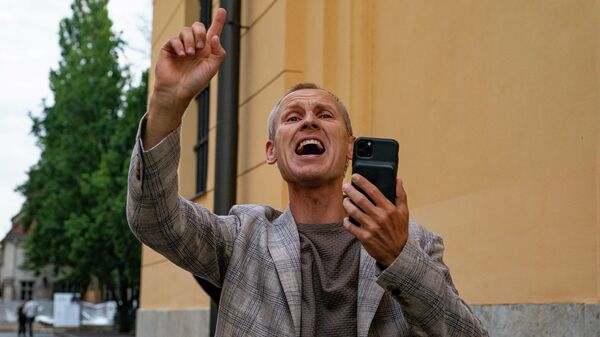 Противники обязательной вакцинации пришли к Сейму, откликнувшись на призыв депутата Алдиса Гобземса - Sputnik Латвия