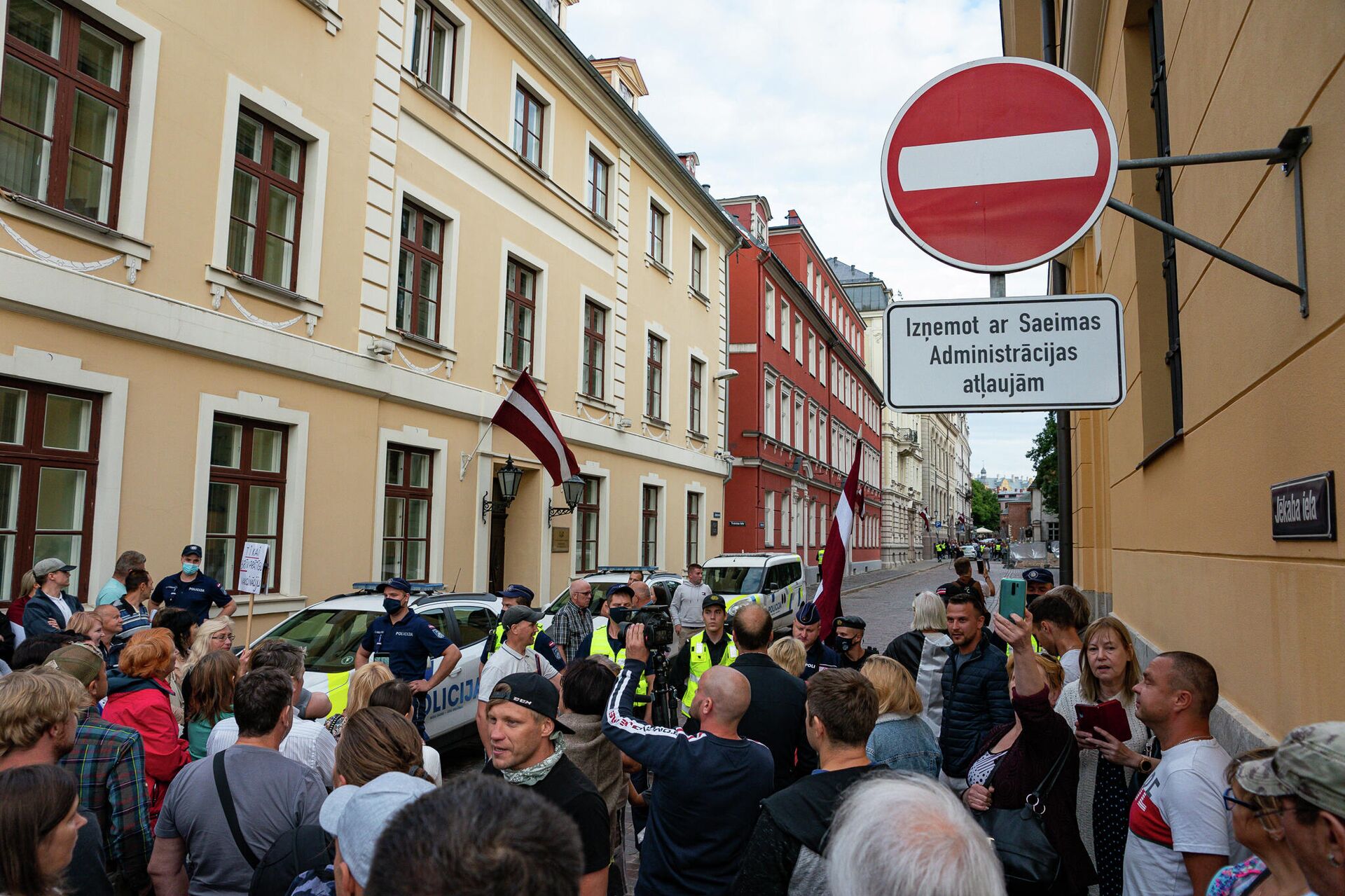 Противники обязательной вакцинации пришли к Сейму, откликнувшись на призыв депутата Алдиса Гобземса Противники обязательной вакцинации пришли к Сейму, откликнувшись на призыв депутата Алдиса Гобземса - Sputnik Латвия, 1920, 05.08.2021