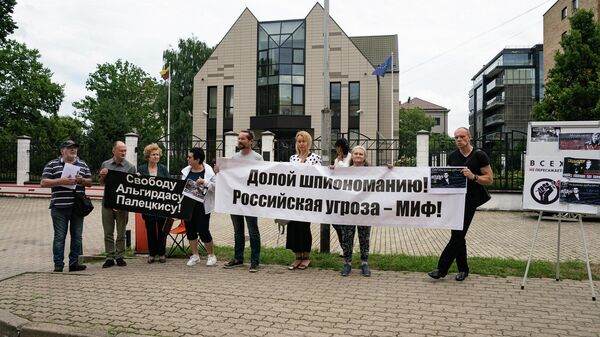 Русский союз Латвии провел акцию солидарности с политическими узниками у здания посольства Литвы в Риге - Sputnik Латвия